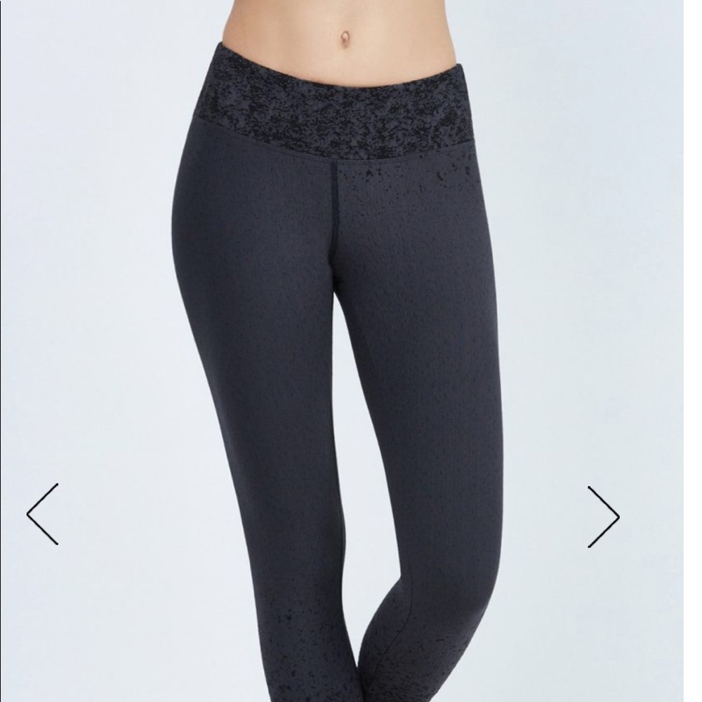 KORAL PIXELATE MID-RISE LEGGINGS IN SIZE MEDIUM